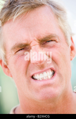 Head shot of man scowling Banque D'Images