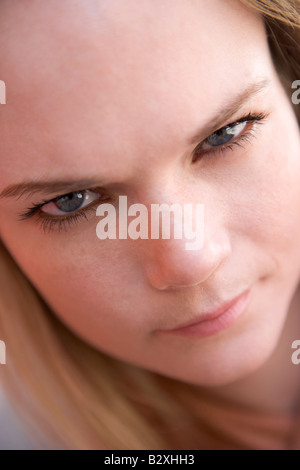 Head shot of woman scowling Banque D'Images