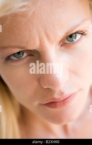 Head shot of woman scowling Banque D'Images