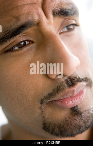 Head shot of man scowling Banque D'Images