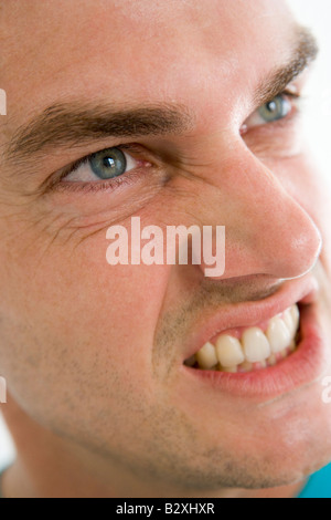 Head shot of man scowling Banque D'Images