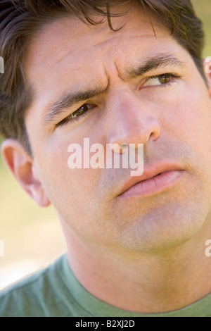 Head shot of man scowling Banque D'Images