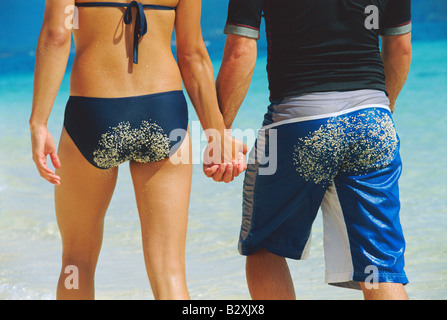 Couple holding hands at the beach (selective focus) Banque D'Images