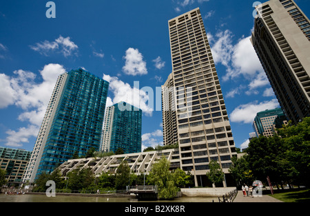 Appartement vitré bleu blocs sur le port de Toronto avant de Queens Quay. Banque D'Images