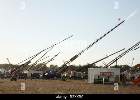 Rangée de canons à air long canon pointant vers le ciel avec 'Smoke' de verser un long canon dans le centre après le tir Banque D'Images