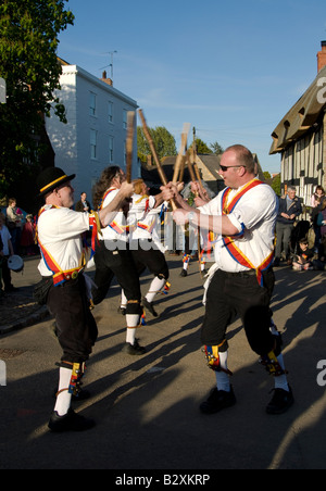 Pepworth Morris effectuant des danses traditionnelles à Offenham, Worcestershire, premier mai 2008. UK Banque D'Images