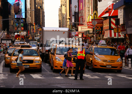 Agent de police dirige le trafic sur Times Square, NEW YORK Banque D'Images