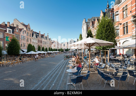 Les cafés de la Oude Markt en début de soirée, Leuven, Belgique Banque D'Images