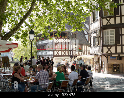 PERSONNES À LA TERRASSE OMBRAGÉE DU CAFÉ PLACE BENJAMIN ZIX AVEC MAISONS À COLOMBAGES LA PETITE FRANCE QUARTIER STRASBOURG ALSACE FRANCE EUROPE Banque D'Images