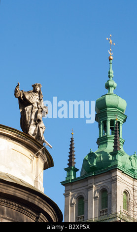 La figure sur la "cathédrale" gîtes haut et 'Uspenjska Dormition de la Vierge Marie en l'église de distance (ville de Lviv, Ukraine) Banque D'Images