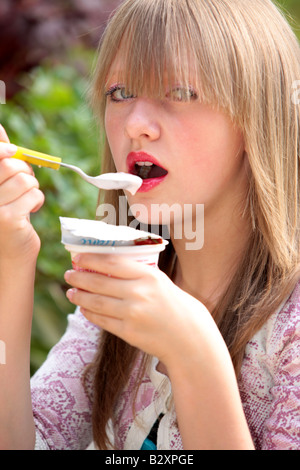 Teenage Girl Eating Fruit Yaourt Parution Modèle Banque D'Images