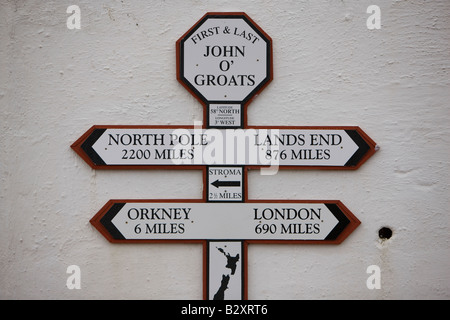 Inscrivez-vous sur le mur d'une boutique de cadeaux à John O'Groats, Ecosse l'affichage des distances au Pôle Nord, Londres, Orkney et Land's End Banque D'Images