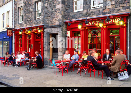 Les gens de trottoir tables à vieux pubs le long de Grassmarket Édimbourg en Écosse Banque D'Images