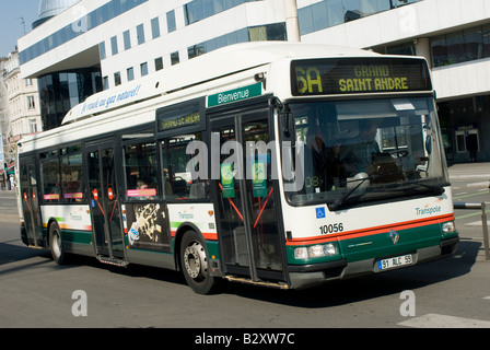 Bus au gaz naturel à une station de bus dans la ville de Lille France Banque D'Images