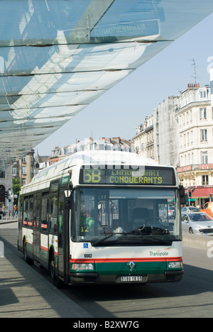 Bus au gaz naturel à une station de bus dans la ville de Lille France Banque D'Images