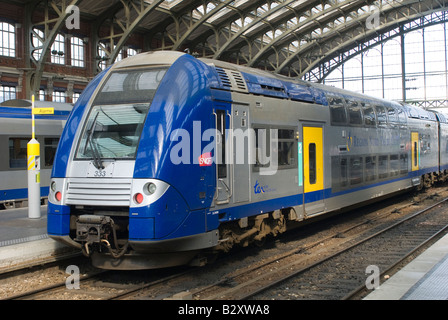 SNCF TER train régional à la gare Lille Flandres, France Banque D'Images