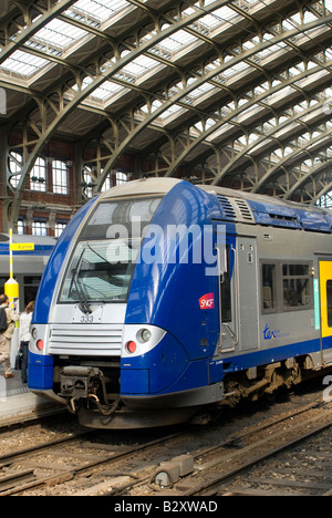 SNCF TER train régional à la gare Lille Flandres, France Banque D'Images