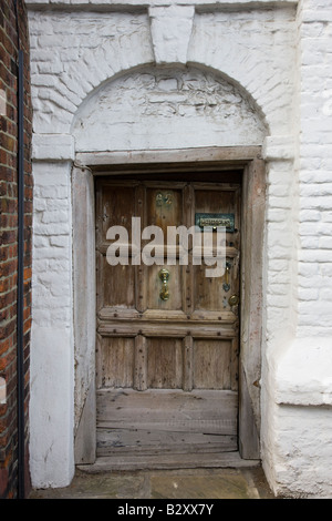 La porte en bois et l'entrée à l'Old Dutch House en Sandwich Kent Banque D'Images