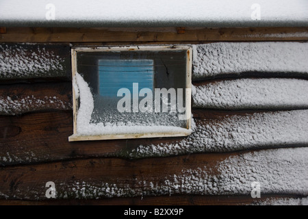 Cabines de plage dans la neige sur la plage de Kingsdown Deal près de Kent Banque D'Images