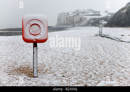 Cabines de plage dans la neige sur la plage de Kingsdown Deal près de Kent Banque D'Images