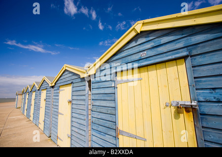 Rangée de cabines de plage en Sarre près de Margate Kent Banque D'Images