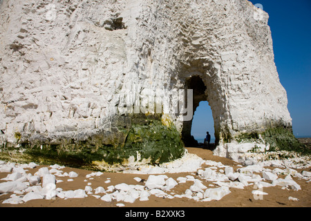 Chalk naturel formé de passage dans les falaises à Kingsgate Bay dans le Kent Banque D'Images