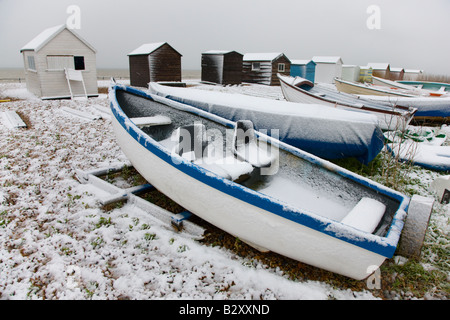 Cabines de plage dans la neige sur la plage de Kingsdown Deal près de Kent Banque D'Images