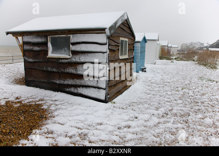 Cabines de plage dans la neige sur la plage de Kingsdown Deal près de Kent Banque D'Images