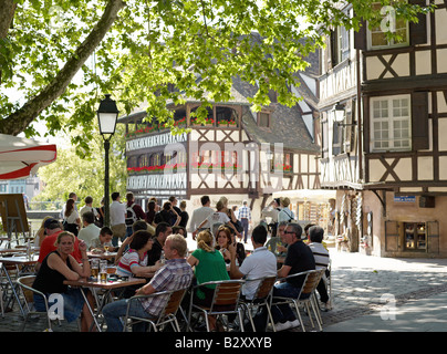 PERSONNES TERRASSE OMBRAGÉE DU CAFÉ PLACE BENJAMIN ZIX AVEC MAISONS À COLOMBAGES QUARTIER LA PETITE FRANCE STRASBOURG ALSACE FRANCE EUROPE Banque D'Images