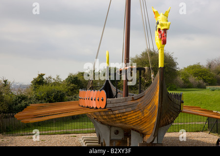 Viking Ship marquant le lieu d'atterrissage traditionnel des Saxons dans The Pegwell Bay annonce 449 Banque D'Images