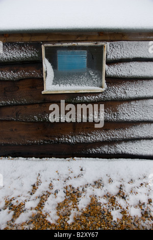 Cabines de plage dans la neige sur la plage de Kingsdown Deal près de Kent Banque D'Images