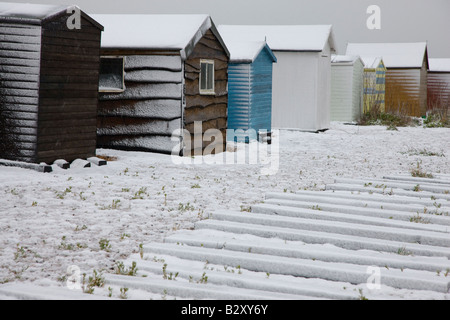 Cabines de plage dans la neige sur la plage de Kingsdown Deal près de Kent Banque D'Images