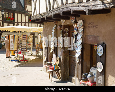 L'ARTISANAT EN CÉRAMIQUE LOCALE ET BOUTIQUE DE SOUVENIRS DE LA PETITE FRANCE STRASBOURG ALSACE FRANCE Banque D'Images