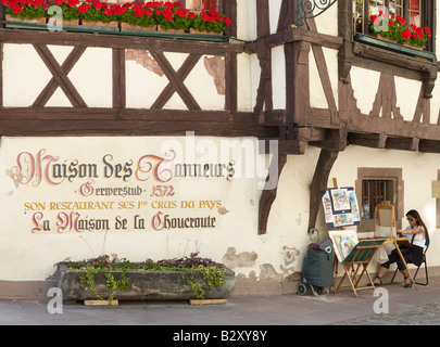 Restaurant Maison des Tanneurs,16ème siècle,Maison de la Choucroute,peintre de rue,artiste féminine,quartier de la petite France,Strasbourg,Alsace,France, Banque D'Images