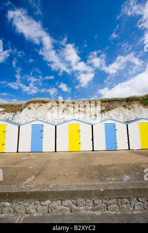 Rangée de cabines de plage en Sarre près de Margate Kent Banque D'Images