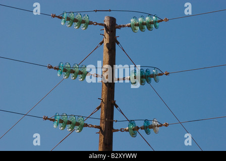 Les isolateurs en verre sur les lignes d'énergie électrique en Basse Californie, Mexique Banque D'Images