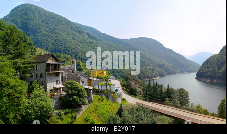Alpin rustique village de Vogorno avec lac Vogorno, Val Verzasca, Tocino Suisse Banque D'Images