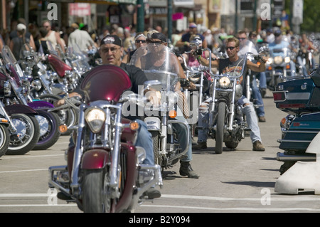 Les Motocyclistes en descendant la rue principale à la 67e assemblée annuelle Sturgis Sturgis Motorcycle Rally, SD Banque D'Images