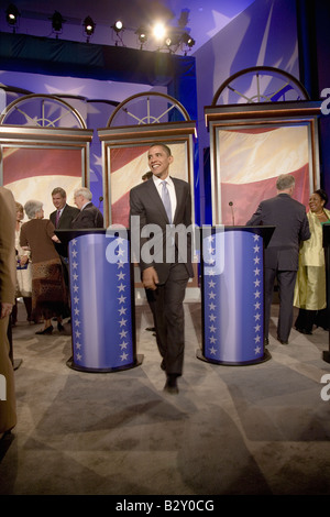 Le sénateur américain et candidat à la présidence Barak Obama laissant phase de débat présidentiel démocratique de l'Iowa, Drake University Banque D'Images