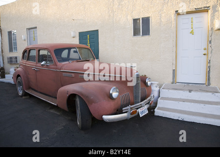 Rusty vintage des années 40, voiture garée en face de la Route 66 Motel Barstow, Californie Banque D'Images