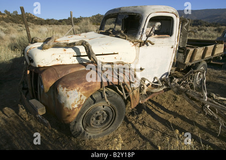 Vieux camion abandonné sur la Route 33, près de Cuyama, California Banque D'Images