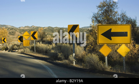 Route jaune panneaux indiquant à gauche sur la route 33, la Californie le chemin à Ojai Banque D'Images