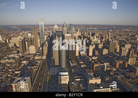 Le coucher de soleil sur Philiadelphia aérienne, New York, la ville de l'amour fraternel Banque D'Images