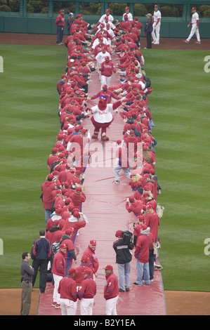 Tapis rouge en cours de déploiement pour présentation des joueurs du match d'ouverture de 2008 les Phillies de Philadelphie Banque D'Images
