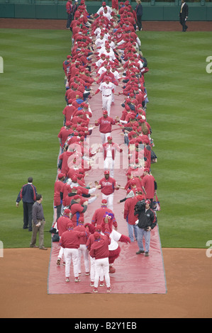 Tapis rouge en cours de déploiement pour présentation des joueurs du match d'ouverture de 2008 les Phillies de Philadelphie Banque D'Images