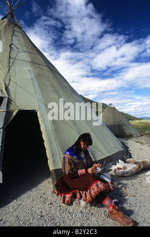 La Norvege Lakselv Mme Risten Sami Lango à côté de tipi Banque D'Images