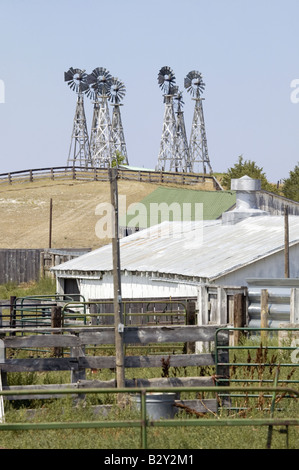 Vieux moulins à vent en bois assis sur colline au-dessus de ferme dans le Nebraska Banque D'Images