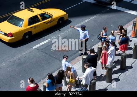 Un homme vient d'une cabine au Grand Central Station de taxi à Manhattan, NEW YORK Banque D'Images