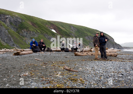 Regarder les touristes sur un ours carcasse de baleine. Banque D'Images