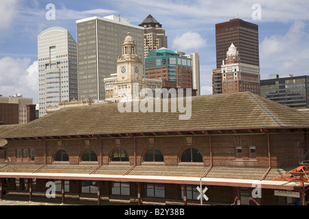 Ancienne gare ferroviaire sur l'ossature de Des Moines, capitale de l'Iowa skyline Banque D'Images